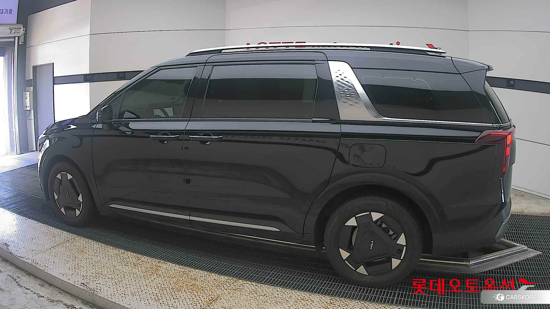 Kia Carnival Hybrid 2024 Aurora Black Pearl из Кореи, фото 2