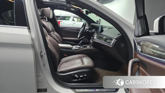 BMW 5 Series (G30) 2018 Белый из Кореи, фото 2