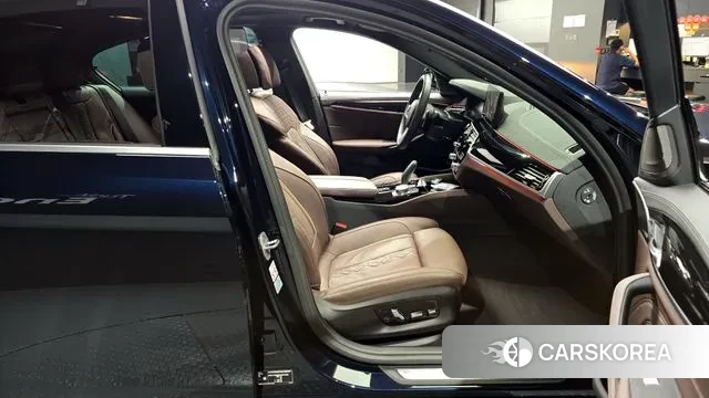 BMW 5 Series (G30) 2023 Черный из Кореи, фото 2