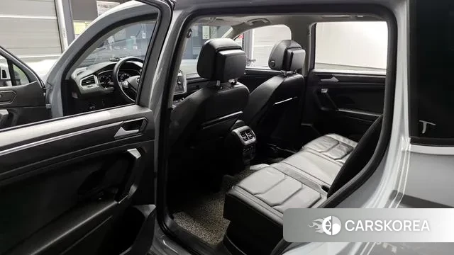 Volkswagen Tiguan Allspace 2018 Светло-серебряный цвет из Кореи, фото 2