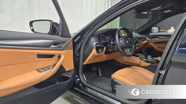 BMW 5 Series (G30) 2023 Черный из Кореи, фото 2