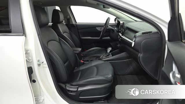 Kia The New K3 2nd generation 2022 Белый из Кореи, фото 2