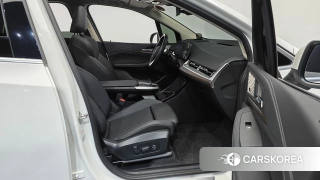 BMW 2 Series Active Tourer (U06) 2023 Белый из Кореи, фото 2