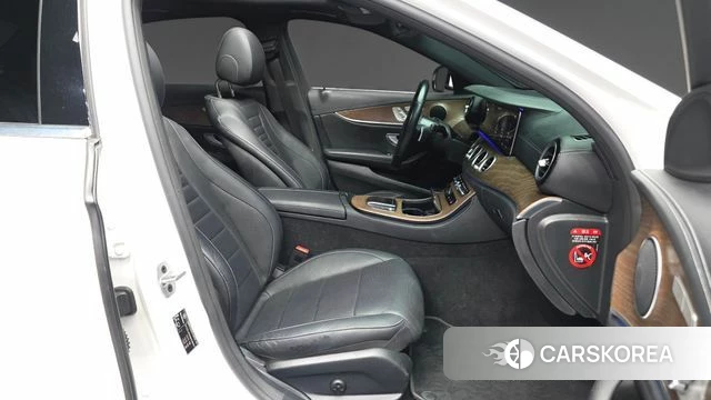 Mercedes-Benz E-Class W213 2021 Белый из Кореи, фото 2