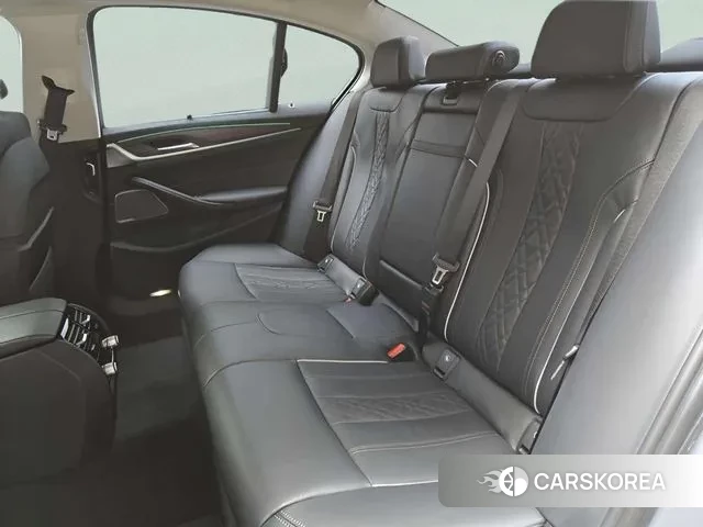 BMW 5 Series (G30) 2023 Серый из Кореи, фото 2