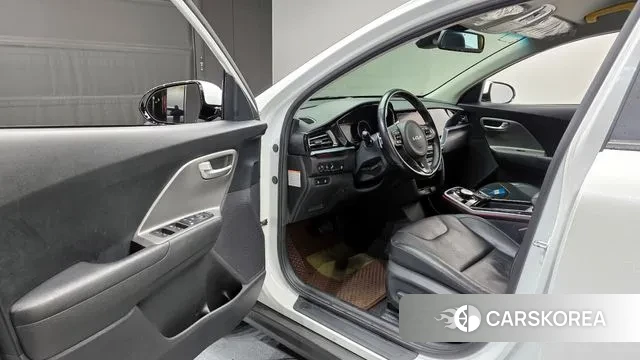 Kia Niro Plus 2022 Белый из Кореи, фото 2