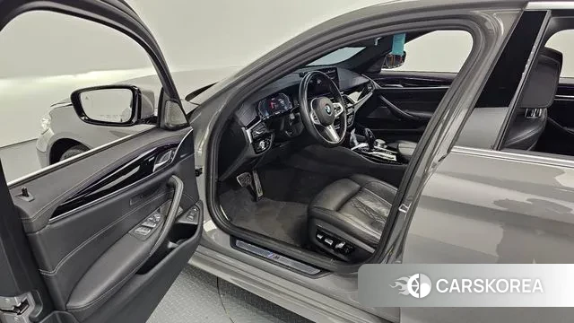 BMW 5 Series (G30) 2021 Серебристо-серый из Кореи, фото 2