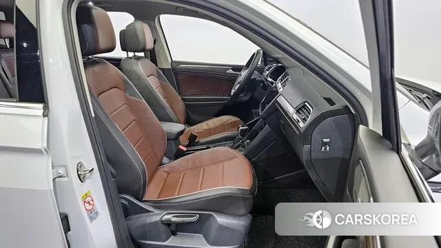 Volkswagen Tiguan Allspace 2023 Белый из Кореи, фото 2
