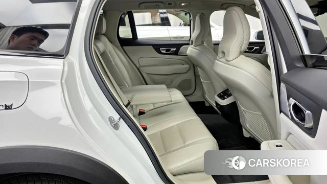 Volvo V60 Cross-Country 2nd Generation 2022 Белый из Кореи, фото 2