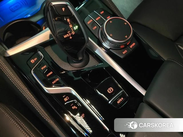 BMW 5 Series (G30) 2023 Светло-серебряный цвет из Кореи, фото 2