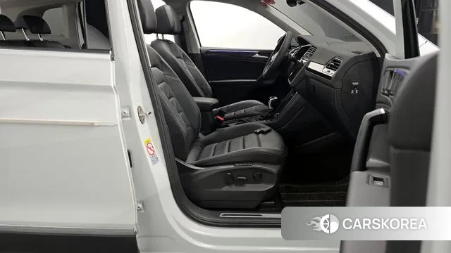 Volkswagen Tiguan second Generation 2022 Белый из Кореи, фото 2