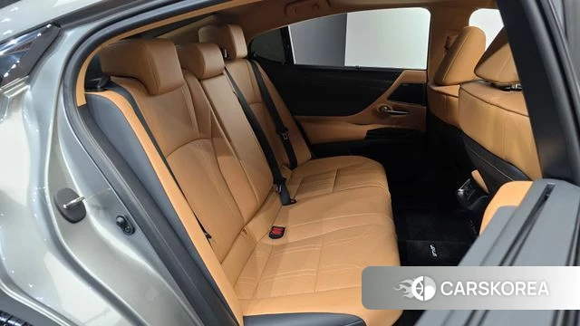 Lexus ES300h 7th generation 2024 Серебристо-серый из Кореи, фото 2