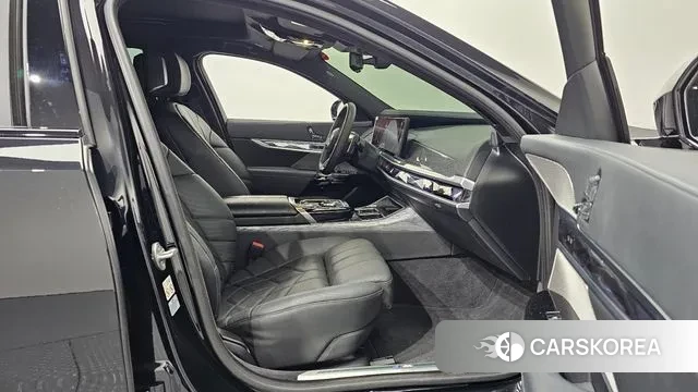 BMW 7 Series (G70) 2023 Черный из Кореи, фото 2