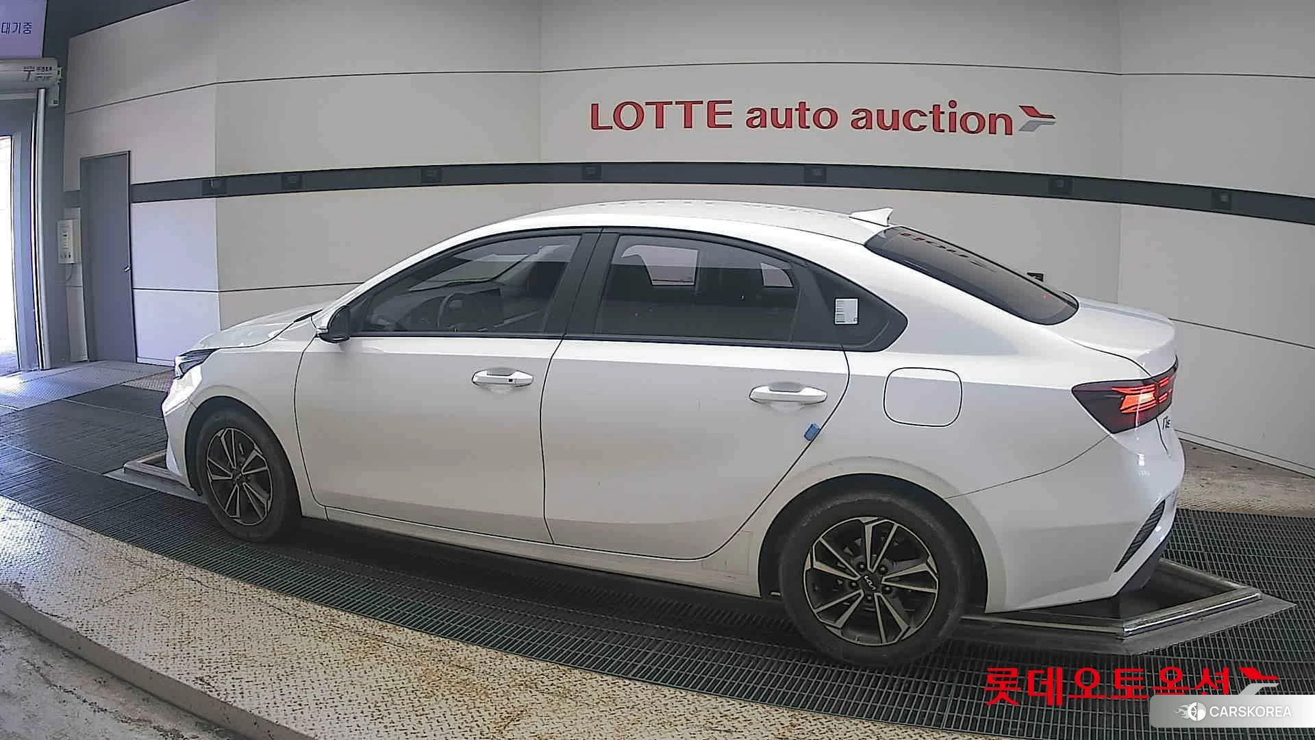 Kia K3 2022 Snow White Pearl из Кореи, фото 2