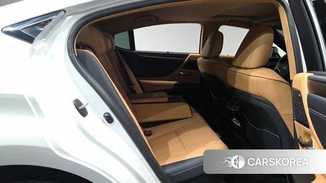 Lexus ES300h 7th generation 2026 Белый из Кореи, фото 2