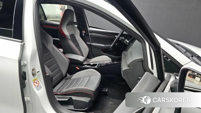 Volkswagen Golf 8th Generation 2024 Белый из Кореи, фото 2