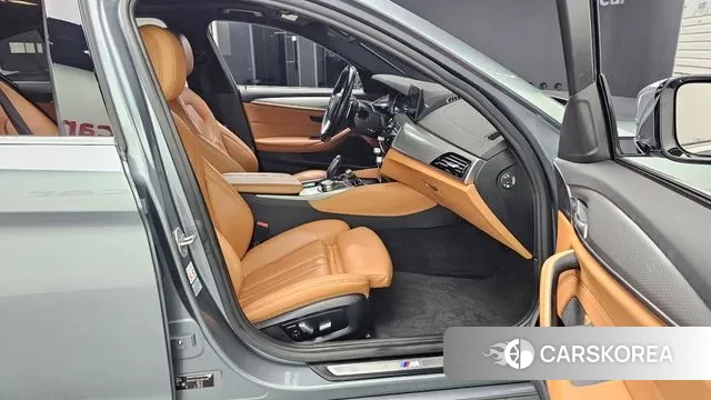 BMW 5 Series (G30) 2018 Серебристо-серый из Кореи, фото 2