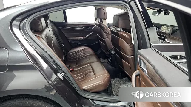 BMW 5 Series (G30) 2018 Серый из Кореи, фото 2