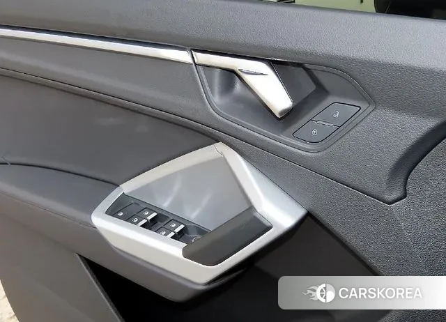 Audi Q3 (F3) 2023 Черный из Кореи, фото 2