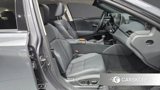 Lexus ES300h 7th generation 2024 Серый из Кореи, фото 2