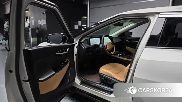 Kia EV6 2023 Серебристо-серый из Кореи, фото 2