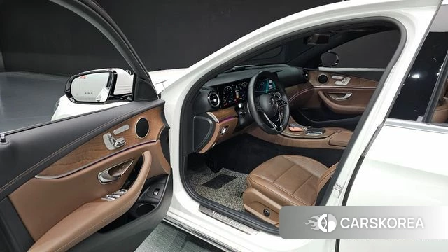 Mercedes-Benz E-Class W213 2023 Белый из Кореи, фото 2