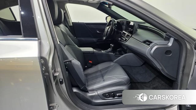 Lexus ES300h 7th generation 2025 Серебристо-серый из Кореи, фото 2