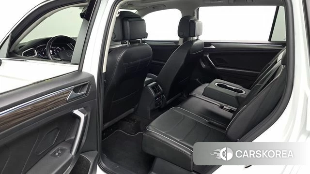 Volkswagen Tiguan Allspace 2023 Белый из Кореи, фото 2