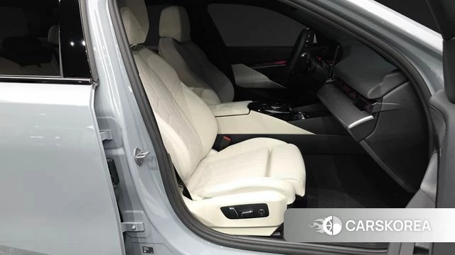 BMW 5 Series (G60) 2025 Светло-серебряный цвет из Кореи, фото 2
