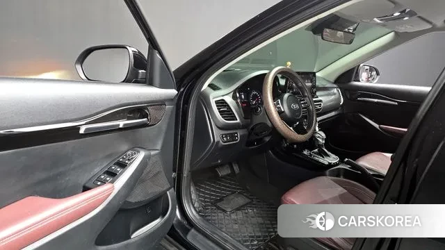 Kia Seltos 2021 Черный из Кореи, фото 2