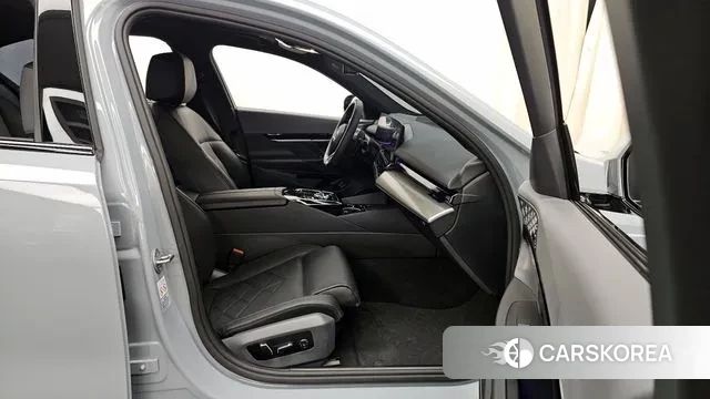 BMW 5 Series (G60) 2024 Светло-серебряный цвет из Кореи, фото 2