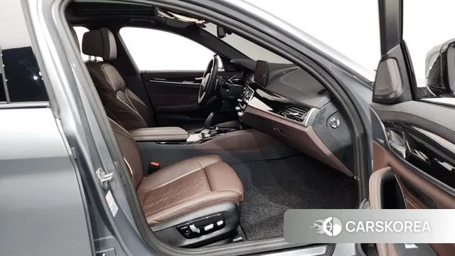 BMW 5 Series (G30) 2023 Серебристо-серый из Кореи, фото 2