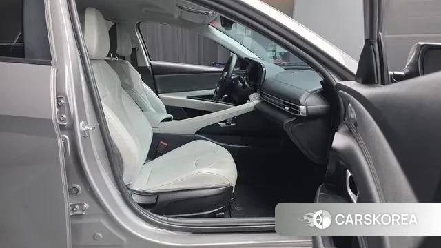 Hyundai Avante Hybrid (CN7) 2022 Серебристо-серый из Кореи, фото 2