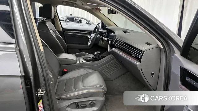 Volkswagen Touareg 3rd generation 2020 Серый из Кореи, фото 2