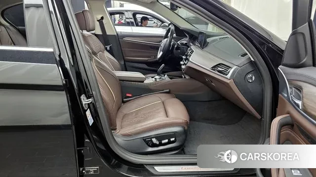 BMW 5 Series (G30) 2019 Черный из Кореи, фото 2