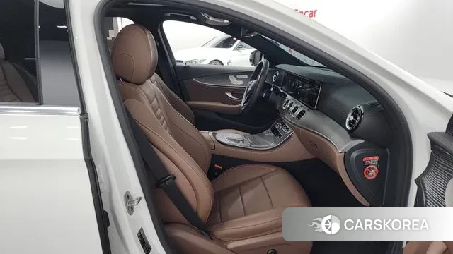 Mercedes-Benz E-Class W213 2023 Белый из Кореи, фото 2