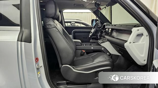 Land Rover Defender (L663) 2024 Серебряный из Кореи, фото 2