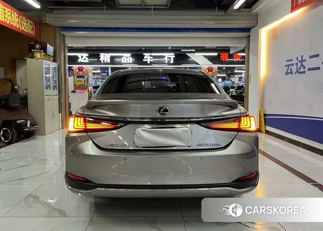 Lexus ES 2023 Серебристо-серый из Китая, фото 2