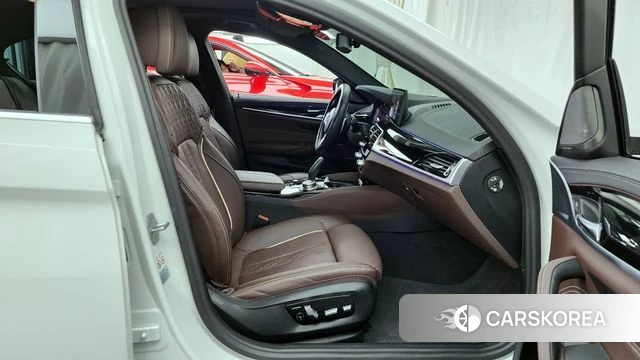 BMW 5 Series (G30) 2023 Белый из Кореи, фото 2