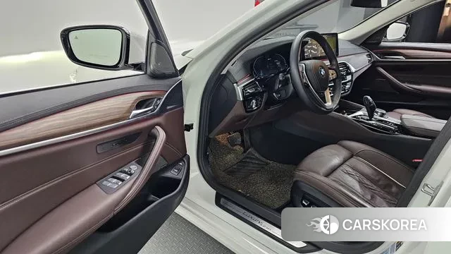 BMW 5 Series (G30) 2023 Белый из Кореи, фото 2