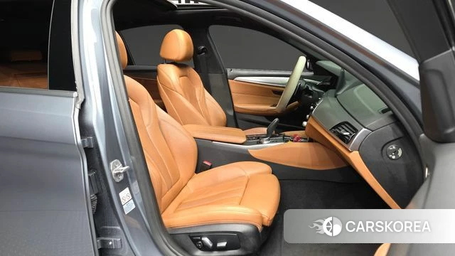BMW 5 Series (G30) 2018 Серый из Кореи, фото 2