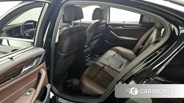 BMW 5 Series (G30) 2023 Черный из Кореи, фото 2