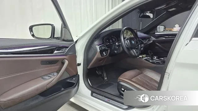 BMW 5 Series (G30) 2022 Белый из Кореи, фото 2