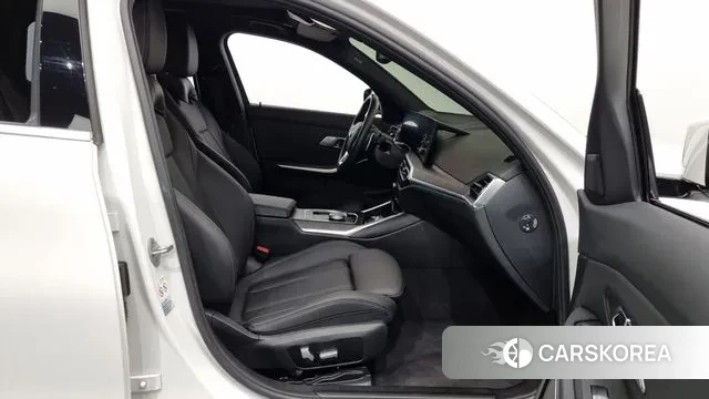 BMW 3 Series (G20) 2023 Белый из Кореи, фото 2