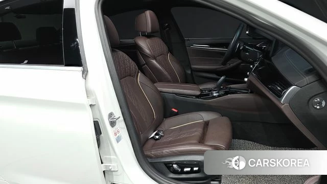 BMW 5 Series (G30) 2023 Белый из Кореи, фото 2