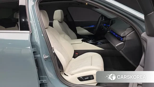 BMW 5 Series (G60) 2025 Небесно-голубой из Кореи, фото 2