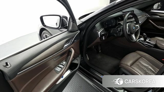 BMW 5 Series (G30) 2020 Серый из Кореи, фото 2