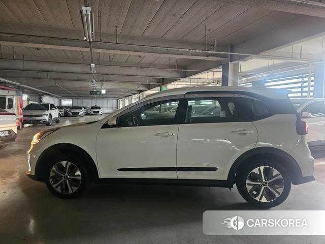 Kia Niro Plus 2022 Белый из Кореи, фото 2