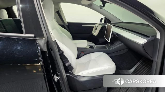 Tesla Model Y 2023 Черный из Кореи, фото 2
