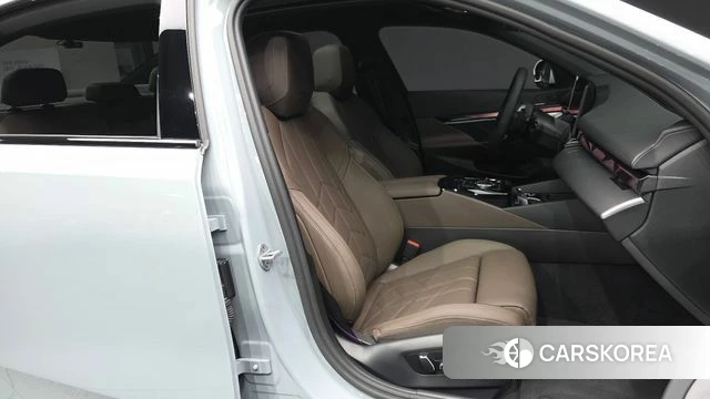 BMW 5 Series (G60) 2025 Светло-серебряный цвет из Кореи, фото 2